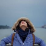 Ziba Karamali Instagram - . با خودش بی رحم بود و این مهم‌ترین حقیقتی بود که می‌دانست اما تازیانه‌اش را عقب نمی‌کشید. می‌کوبید بر تنش، انگشت می‌کشید بر خون جاری شده از زخمش‌، و می‌بوسید خون‌ها را. و دوباره می‌کوبید... با هر زخم جدید قهقهه‌ی خنده‌اش بلند می‌شد. دیوانه بود؟ احمق بود؟ تمام مردم شهر شهادت می‌دادند که او عاقل‌ترین کسی‌است که می‌شناسند. اما یک درد کوچک داشت. از زخم زدن بر جان خودش نفس می‌کشید و با تازیانه ها جان میگرفت. هزارتو‌های خونی منقوش بر تنش، مُمِد حیاتش بودند و او خودخواسته سرگشتگی و حیرانی ابدی در میان این هزارتوها را برگزیده بود. انتخابش بود. ویرانگری... . 📷@salehealavi