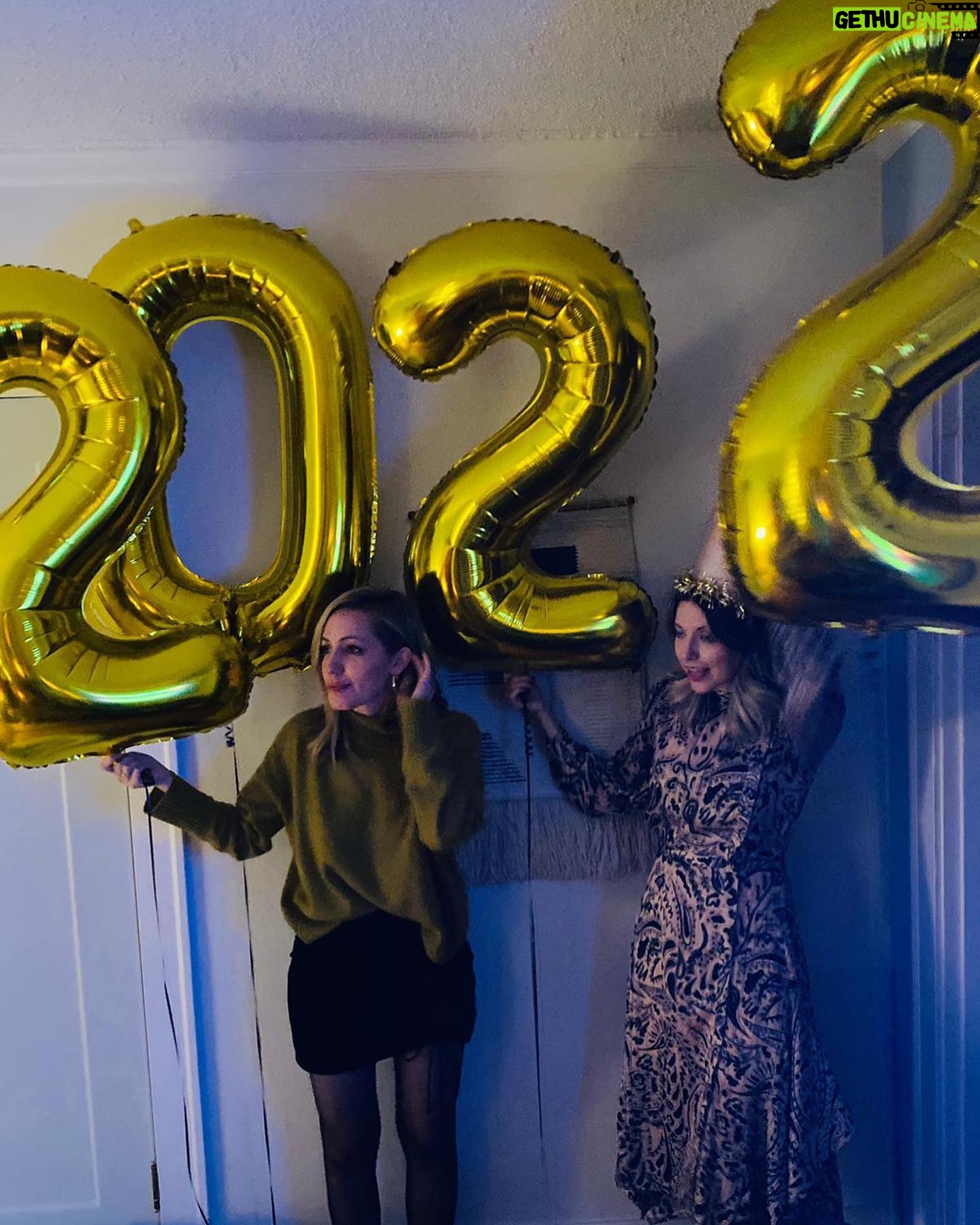 Zibby Allen Instagram - Let’s all be like cute balloons and lift each other up this year ✨