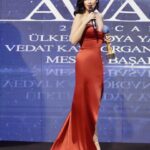 Zilan Duru Instagram – International Blue Moon Awards gecesinde “Meslek Başarı” ödülünü aldım.. “Kadına Şiddete Hayır” konulu bu özel günde ödül almak gurur verici. Dilerim ki kadınların adını sadece ve sadece başarılı ve güzel haberlerde okuruz… Emeği geçen herkese teşekkürler.. 💫