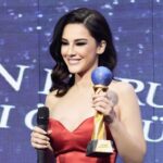 Zilan Duru Instagram – International Blue Moon Awards gecesinde “Meslek Başarı” ödülünü aldım.. “Kadına Şiddete Hayır” konulu bu özel günde ödül almak gurur verici. Dilerim ki kadınların adını sadece ve sadece başarılı ve güzel haberlerde okuruz… Emeği geçen herkese teşekkürler.. 💫