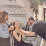 Zilan Duru Instagram - 16 yaşında bu mesleğe başladığımda @aslicakil ilk makyözümdü.. İzmir’liler birbirini kolay bırakmaz, bırakmadık birbirimizi hiç. Ve şu an şunu söylemek istiyorum ki; “biz seni çok seviyoruz Aslı” 🤍🌷