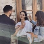 Zilan Duru Instagram - 16 yaşında bu mesleğe başladığımda @aslicakil ilk makyözümdü.. İzmir’liler birbirini kolay bırakmaz, bırakmadık birbirimizi hiç. Ve şu an şunu söylemek istiyorum ki; “biz seni çok seviyoruz Aslı” 🤍🌷