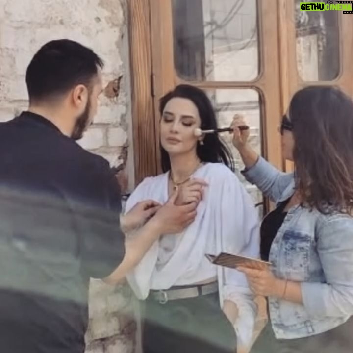 Zilan Duru - 3 Likes - 16 yaşında bu mesleğe başladığımda @aslicakil ilk makyözümdü.. İzmir’liler birbirini kolay bırakmaz, bırakmadık birbirimizi hiç. Ve şu an şunu söylemek istiyorum ki; “biz seni çok seviyoruz Aslı” 🤍🌷