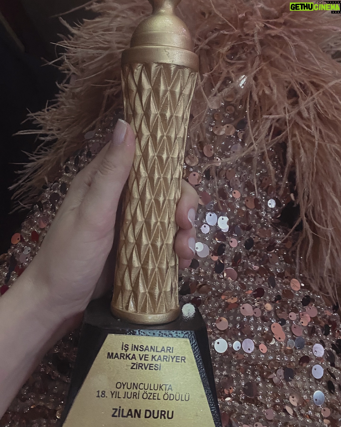 Zilan Duru Instagram - Thank you for this beautiful night and the award🤍