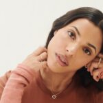Zita Hanrot Instagram - La précieuse Zita photographiée par Clemens sous l’œil admiratif de sa maman Ps: et moi, j’y étais. C’était un beau moment. Zita porte le collier « Mon petit Cœur », ma bague Double, Douce à l’auriculaire, Ibtissame à l’annulaire.