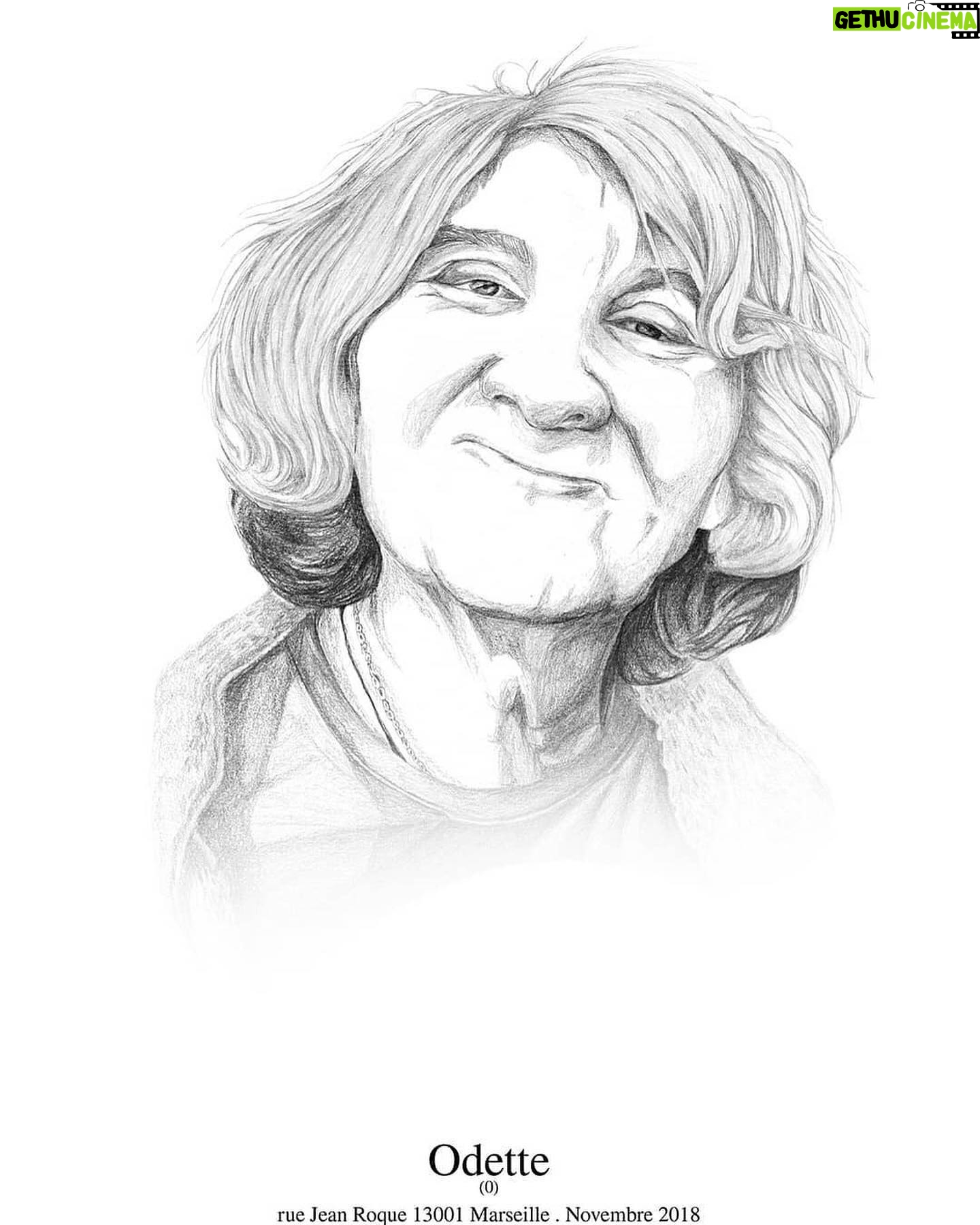 Zita Hanrot Instagram - Qu’est ce qu’on trouve dans le @marieclairefr de cette semaine? Les illustrations de ma maman @sharontullochdesign . Il y a quelques mois, du jour au lendemain ma mère a été expulsée de son appartement, car la ville de Marseille a déclaré son immeuble vétuste. Elle a laissé toutes ses affaires derrière elle, en prenant seulement le strict nécessaire pour survivre. Elle a été relogée dans un hôtel, sans cuisine, sans machine à laver seulement une petite chambre de 9m2 dans laquelle elle devait à la fois étendre son linge, se faire à manger ( repas froids évidemment ) et travailler. Une situation très délicate. Mais ma mère s’est rendue compte qu’elle n’était pas la seule à vivre ce déracinement ( environ 2000 Marseillais et une soixantaine de personnes dans l’hôtel ). Dans son hôtel elle a rencontré de nombreuses personnes traversant la même épreuve et c’est grâce à eux qu’elle a pu tenir le coup. Malgré la précarité et l’injustice sociale dont elle a été victime ( et ses voisins aussi), elle a noué des liens solides avec ces « délogés ». L’entraide et la solidarité leur ont permis de garder la tête hors de l’eau, de rester optimistes et fiers malgré l’humiliation et le manque d’égards dont a fait preuve la ville de Marseille a leur encontre. Ma mère a voulu rendre hommage à ses compagnons d’infortune à travers des portraits qu’elle a fait d’eux. Voici donc leurs ( très beaux) portraits et leurs noms pour qu’ils ne soient pas juste une masse d’anonymes mais des individus à part entière, avec chacun leur histoire. Merci maman pour ton engagement, ton optimisme et ton courage. 🤛🏽🤛🏽🤛🏽🤛🏽 Pensée aux victimes de la rue d’Aubagne à Marseille et à tous les délogés. Merci @marieclairefr Merci aux associations. @e.outremer @sudnlyofficiel