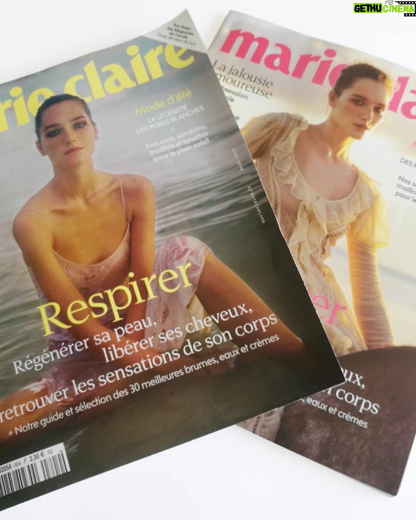 Zita Hanrot Instagram - Qu’est ce qu’on trouve dans le @marieclairefr de cette semaine? Les illustrations de ma maman @sharontullochdesign . Il y a quelques mois, du jour au lendemain ma mère a été expulsée de son appartement, car la ville de Marseille a déclaré son immeuble vétuste. Elle a laissé toutes ses affaires derrière elle, en prenant seulement le strict nécessaire pour survivre. Elle a été relogée dans un hôtel, sans cuisine, sans machine à laver seulement une petite chambre de 9m2 dans laquelle elle devait à la fois étendre son linge, se faire à manger ( repas froids évidemment ) et travailler. Une situation très délicate. Mais ma mère s’est rendue compte qu’elle n’était pas la seule à vivre ce déracinement ( environ 2000 Marseillais et une soixantaine de personnes dans l’hôtel ). Dans son hôtel elle a rencontré de nombreuses personnes traversant la même épreuve et c’est grâce à eux qu’elle a pu tenir le coup. Malgré la précarité et l’injustice sociale dont elle a été victime ( et ses voisins aussi), elle a noué des liens solides avec ces « délogés ». L’entraide et la solidarité leur ont permis de garder la tête hors de l’eau, de rester optimistes et fiers malgré l’humiliation et le manque d’égards dont a fait preuve la ville de Marseille a leur encontre. Ma mère a voulu rendre hommage à ses compagnons d’infortune à travers des portraits qu’elle a fait d’eux. Voici donc leurs ( très beaux) portraits et leurs noms pour qu’ils ne soient pas juste une masse d’anonymes mais des individus à part entière, avec chacun leur histoire. Merci maman pour ton engagement, ton optimisme et ton courage. 🤛🏽🤛🏽🤛🏽🤛🏽 Pensée aux victimes de la rue d’Aubagne à Marseille et à tous les délogés. Merci @marieclairefr Merci aux associations. @e.outremer @sudnlyofficiel