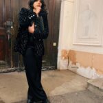 Zita Hanrot Instagram - L’autre soir je suis allée à un dîner et j’étais bien sapée, du coup je partage En vrai merci @lescahiersducinema et @chanelofficial 🖤
