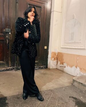 Zita Hanrot Instagram - L’autre soir je suis allée à un dîner et j’étais bien sapée, du coup je partage 

En vrai merci @lescahiersducinema et @chanelofficial 🖤