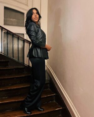 Zita Hanrot Instagram - L’autre soir je suis allée à un dîner et j’étais bien sapée, du coup je partage 

En vrai merci @lescahiersducinema et @chanelofficial 🖤