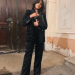 Zita Hanrot Instagram - L’autre soir je suis allée à un dîner et j’étais bien sapée, du coup je partage En vrai merci @lescahiersducinema et @chanelofficial 🖤