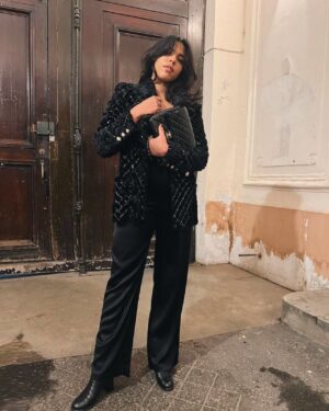 Zita Hanrot Instagram - L’autre soir je suis allée à un dîner et j’étais bien sapée, du coup je partage 

En vrai merci @lescahiersducinema et @chanelofficial 🖤