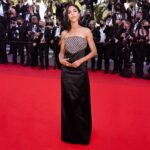 Zita Hanrot Instagram – Merci à @chanelofficial ✨🖤✨

Aux géniaux @_matthieuderrien et toute son équipe 🤍🤍
A @hugotoucas pour son œil parfait et à @nabilharlow et @gregoris pour leurs doigts de fées 
Au @festivaldecannes et a @nespresso.fr 🙏

Et bon dimanche soir à toutes et à tous 🤍🖤