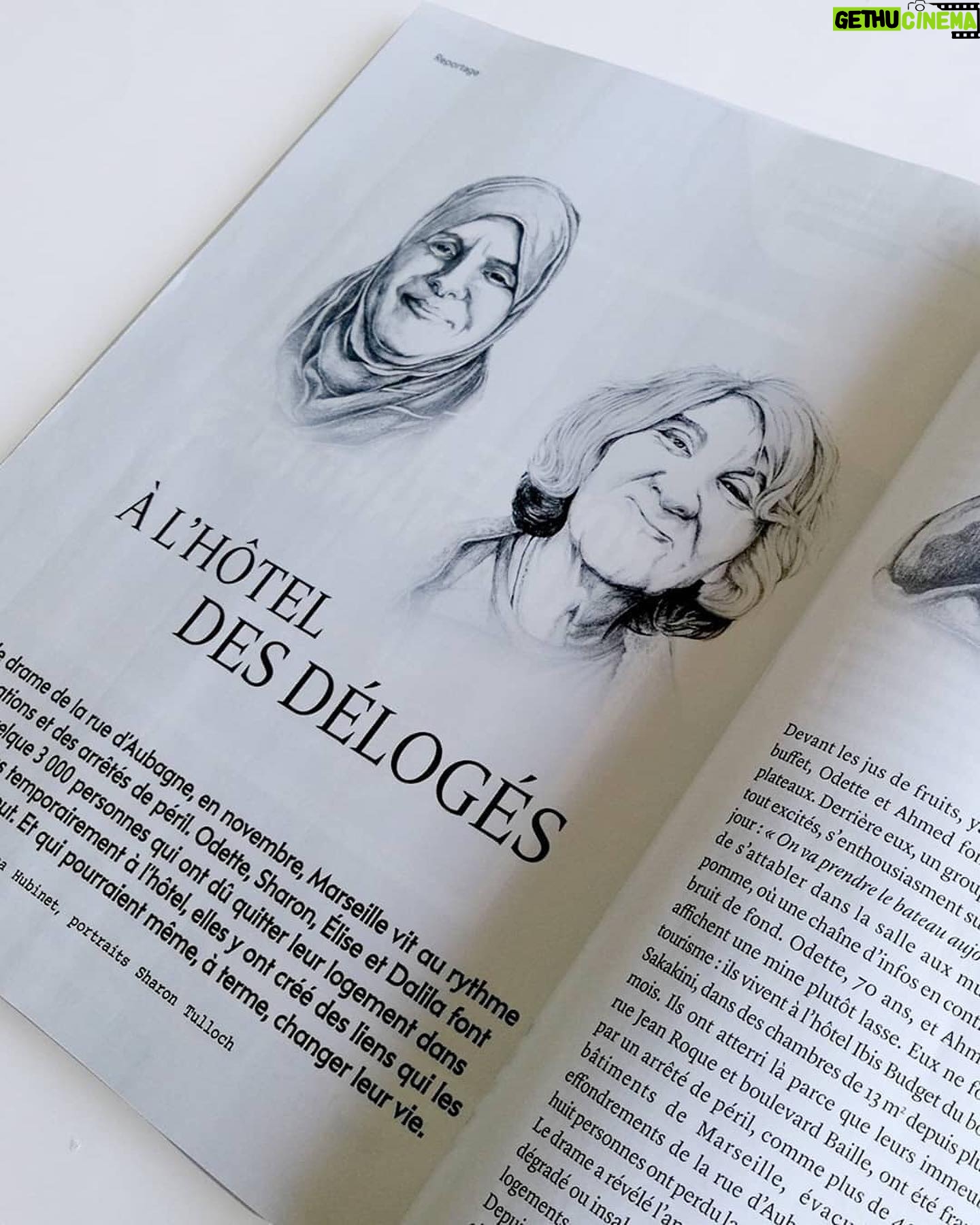 Zita Hanrot Instagram - Qu’est ce qu’on trouve dans le @marieclairefr de cette semaine? Les illustrations de ma maman @sharontullochdesign . Il y a quelques mois, du jour au lendemain ma mère a été expulsée de son appartement, car la ville de Marseille a déclaré son immeuble vétuste. Elle a laissé toutes ses affaires derrière elle, en prenant seulement le strict nécessaire pour survivre. Elle a été relogée dans un hôtel, sans cuisine, sans machine à laver seulement une petite chambre de 9m2 dans laquelle elle devait à la fois étendre son linge, se faire à manger ( repas froids évidemment ) et travailler. Une situation très délicate. Mais ma mère s’est rendue compte qu’elle n’était pas la seule à vivre ce déracinement ( environ 2000 Marseillais et une soixantaine de personnes dans l’hôtel ). Dans son hôtel elle a rencontré de nombreuses personnes traversant la même épreuve et c’est grâce à eux qu’elle a pu tenir le coup. Malgré la précarité et l’injustice sociale dont elle a été victime ( et ses voisins aussi), elle a noué des liens solides avec ces « délogés ». L’entraide et la solidarité leur ont permis de garder la tête hors de l’eau, de rester optimistes et fiers malgré l’humiliation et le manque d’égards dont a fait preuve la ville de Marseille a leur encontre. Ma mère a voulu rendre hommage à ses compagnons d’infortune à travers des portraits qu’elle a fait d’eux. Voici donc leurs ( très beaux) portraits et leurs noms pour qu’ils ne soient pas juste une masse d’anonymes mais des individus à part entière, avec chacun leur histoire. Merci maman pour ton engagement, ton optimisme et ton courage. 🤛🏽🤛🏽🤛🏽🤛🏽 Pensée aux victimes de la rue d’Aubagne à Marseille et à tous les délogés. Merci @marieclairefr Merci aux associations. @e.outremer @sudnlyofficiel