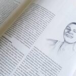 Zita Hanrot Instagram - Qu’est ce qu’on trouve dans le @marieclairefr de cette semaine? Les illustrations de ma maman @sharontullochdesign . Il y a quelques mois, du jour au lendemain ma mère a été expulsée de son appartement, car la ville de Marseille a déclaré son immeuble vétuste. Elle a laissé toutes ses affaires derrière elle, en prenant seulement le strict nécessaire pour survivre. Elle a été relogée dans un hôtel, sans cuisine, sans machine à laver seulement une petite chambre de 9m2 dans laquelle elle devait à la fois étendre son linge, se faire à manger ( repas froids évidemment ) et travailler. Une situation très délicate. Mais ma mère s’est rendue compte qu’elle n’était pas la seule à vivre ce déracinement ( environ 2000 Marseillais et une soixantaine de personnes dans l’hôtel ). Dans son hôtel elle a rencontré de nombreuses personnes traversant la même épreuve et c’est grâce à eux qu’elle a pu tenir le coup. Malgré la précarité et l’injustice sociale dont elle a été victime ( et ses voisins aussi), elle a noué des liens solides avec ces « délogés ». L’entraide et la solidarité leur ont permis de garder la tête hors de l’eau, de rester optimistes et fiers malgré l’humiliation et le manque d’égards dont a fait preuve la ville de Marseille a leur encontre. Ma mère a voulu rendre hommage à ses compagnons d’infortune à travers des portraits qu’elle a fait d’eux. Voici donc leurs ( très beaux) portraits et leurs noms pour qu’ils ne soient pas juste une masse d’anonymes mais des individus à part entière, avec chacun leur histoire. Merci maman pour ton engagement, ton optimisme et ton courage. 🤛🏽🤛🏽🤛🏽🤛🏽 Pensée aux victimes de la rue d’Aubagne à Marseille et à tous les délogés. Merci @marieclairefr Merci aux associations. @e.outremer @sudnlyofficiel