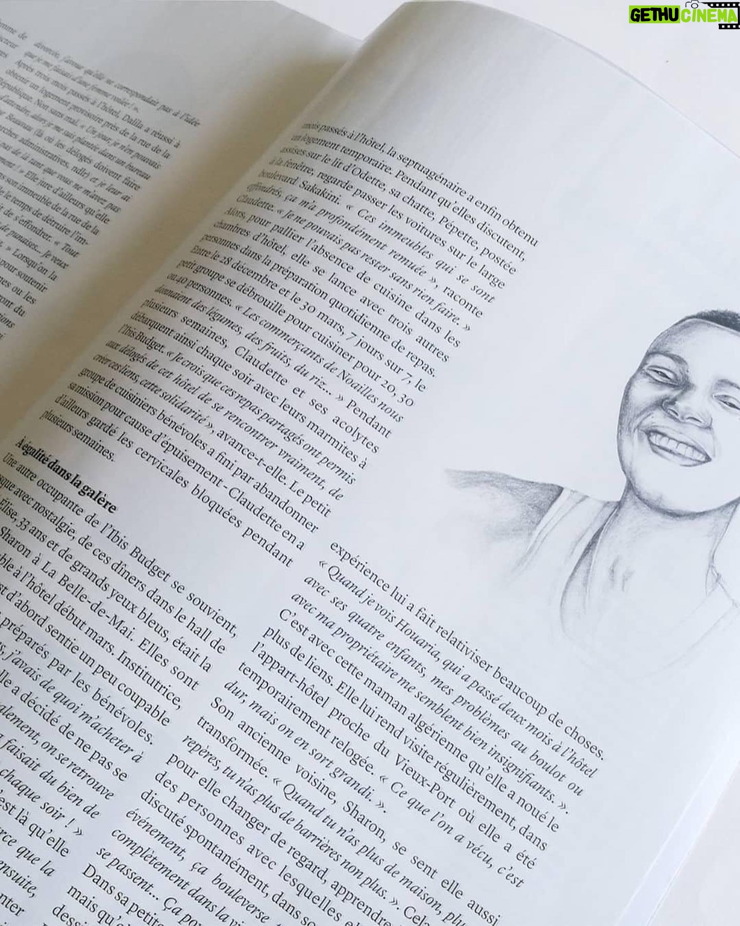 Zita Hanrot Instagram - Qu’est ce qu’on trouve dans le @marieclairefr de cette semaine? Les illustrations de ma maman @sharontullochdesign . Il y a quelques mois, du jour au lendemain ma mère a été expulsée de son appartement, car la ville de Marseille a déclaré son immeuble vétuste. Elle a laissé toutes ses affaires derrière elle, en prenant seulement le strict nécessaire pour survivre. Elle a été relogée dans un hôtel, sans cuisine, sans machine à laver seulement une petite chambre de 9m2 dans laquelle elle devait à la fois étendre son linge, se faire à manger ( repas froids évidemment ) et travailler. Une situation très délicate. Mais ma mère s’est rendue compte qu’elle n’était pas la seule à vivre ce déracinement ( environ 2000 Marseillais et une soixantaine de personnes dans l’hôtel ). Dans son hôtel elle a rencontré de nombreuses personnes traversant la même épreuve et c’est grâce à eux qu’elle a pu tenir le coup. Malgré la précarité et l’injustice sociale dont elle a été victime ( et ses voisins aussi), elle a noué des liens solides avec ces « délogés ». L’entraide et la solidarité leur ont permis de garder la tête hors de l’eau, de rester optimistes et fiers malgré l’humiliation et le manque d’égards dont a fait preuve la ville de Marseille a leur encontre. Ma mère a voulu rendre hommage à ses compagnons d’infortune à travers des portraits qu’elle a fait d’eux. Voici donc leurs ( très beaux) portraits et leurs noms pour qu’ils ne soient pas juste une masse d’anonymes mais des individus à part entière, avec chacun leur histoire. Merci maman pour ton engagement, ton optimisme et ton courage. 🤛🏽🤛🏽🤛🏽🤛🏽 Pensée aux victimes de la rue d’Aubagne à Marseille et à tous les délogés. Merci @marieclairefr Merci aux associations. @e.outremer @sudnlyofficiel