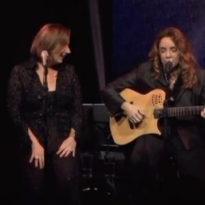 Zizi Possi Instagram - Um momento maravilhoso da temporada de shows “Cantos e Contos” com @sigaanacarolina, que eu não me canso de rever. ✨
