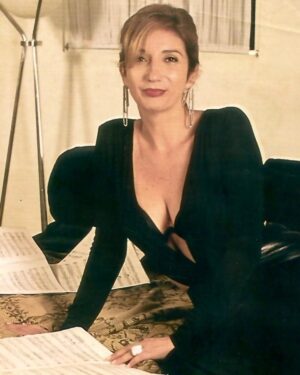 Zizi Possi Instagram - Intervalo entre gravações para o Clip “EU SÓ SEI AMAR ASSIM” de Herbert Viana. ❤️

Ano 2002. CD BOSSA . 

Look: Versace. 

#tbt