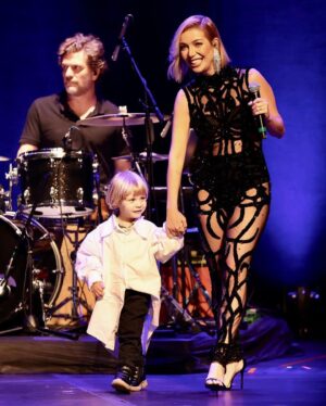 Zizi Possi Instagram - Estamos curtindo ainda a noite de ontem! Que show incrível. Ensaiamos uma música com o Lucca e ficamos com receio que ele fosse se assustar com a plateia. E então, tivemos uma surpresa! Ele amou o palco. Não queria sair mais. Dia das mães inesquecível! 

📸 @agenciabrazilnews
