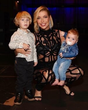 Zizi Possi Instagram - Estamos curtindo ainda a noite de ontem! Que show incrível. Ensaiamos uma música com o Lucca e ficamos com receio que ele fosse se assustar com a plateia. E então, tivemos uma surpresa! Ele amou o palco. Não queria sair mais. Dia das mães inesquecível! 

📸 @agenciabrazilnews
