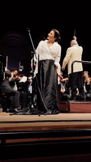 Zizi Possi Instagram - Asa Morena com a Orquestra Sinfônica do Paraná no Especial de Dia das Mães❤️

Regência @robertotibirica, arranjo para orquestra e piano: maestro @garottijrjether

•
•

Fashion design - @geraldocoutooficial 
Stylish - @tinakugelmas 
Beleza - @belkisgoul.art 

•

🎥 @_marirod / @zizianos