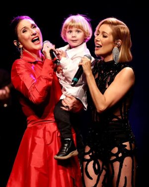 Zizi Possi Instagram - Estamos curtindo ainda a noite de ontem! Que show incrível. Ensaiamos uma música com o Lucca e ficamos com receio que ele fosse se assustar com a plateia. E então, tivemos uma surpresa! Ele amou o palco. Não queria sair mais. Dia das mães inesquecível! 

📸 @agenciabrazilnews