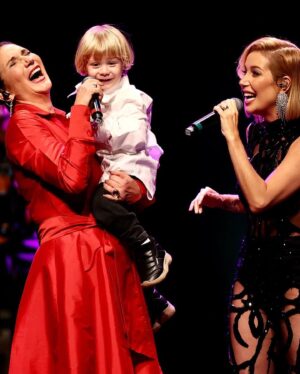 Zizi Possi Instagram - Estamos curtindo ainda a noite de ontem! Que show incrível. Ensaiamos uma música com o Lucca e ficamos com receio que ele fosse se assustar com a plateia. E então, tivemos uma surpresa! Ele amou o palco. Não queria sair mais. Dia das mães inesquecível! 

📸 @agenciabrazilnews