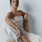 Zlata Ognevich Instagram - Нещодавно прочитала коментар про себе: «… я думав, Злата- улюблениця долі, а вона- реальна, із звичними проблемами….» Медійність не страхує від проблем, навпаки, до стандартного набору доєднується все, що супроводжує медійність 📸 Кожен успішний крок у ваших очах- це сотні пошуків, помилок, сумнівів, тощо. Але ж всі бачать тільки гарні кейси. Про не дуже успішні мало хто розповідає 😊 Особисто мене надихає те, що після поразки людина вміє піднятися і йти далі. Тож, не тіште себе ілюзіями стосовно ідеальної медійної картинки 😁 За кожною з них стоїть людина 🙌🏼 Жива. Реальна. З плоті й крові.