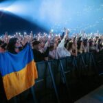 Zlata Ognevich Instagram - Два роки повномасштабного вторгнення. Десять років війни. Роки щоденного болю й катування нашої нації. Нас хотіли залякати, знищити і вбити, але наша сила не дала цього зробити. Сьогодні 730 день війни, а ми вистояли і будемо стояти до Перемоги й Миру 🫂 Знаєте, це- знакові та важливі фото з масштабного концерту у серці Відня. Адже 10 000 українців прийшли підтримати та надихнутися українськими піснями та людьми, які поруч. Австрійці, у свою чергу, зробити донати для допомоги Україні. Знакова подія ще й тому, що голос України лунає в різних куточках світу. Ми- живі, наше серце гучно бʼється ♥️ Бажання моє одне: щоб мільйони людей повернулися у мирну Україну і продовжили своє на рідній землі! 🇺🇦 Organization: @orf @mastershow.event @united.for.ukraine @cornelius.granig Music team: @alexanderlozovski Beauty: @g.bar.austria @gasanova.brand @kel.in.ua Photo: @andreas_stroh_