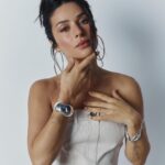 Zlata Ognevich Instagram - Нещодавно прочитала коментар про себе: «… я думав, Злата- улюблениця долі, а вона- реальна, із звичними проблемами….» Медійність не страхує від проблем, навпаки, до стандартного набору доєднується все, що супроводжує медійність 📸 Кожен успішний крок у ваших очах- це сотні пошуків, помилок, сумнівів, тощо. Але ж всі бачать тільки гарні кейси. Про не дуже успішні мало хто розповідає 😊 Особисто мене надихає те, що після поразки людина вміє піднятися і йти далі. Тож, не тіште себе ілюзіями стосовно ідеальної медійної картинки 😁 За кожною з них стоїть людина 🙌🏼 Жива. Реальна. З плоті й крові.