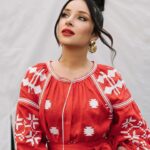 Zlata Ognevich Instagram - Сьогодні ми святкуємо День вишиванки – символ нашої культури, нашої історії, нашої душі❤️ Кожен стібок на сорочці – це маленька історія, сповнена теплом і світлом наших предків. Вдягаймо вишиванки з гордістю та любов’ю, адже вони об’єднують нас і нагадують про те, хто ми є🫂 Вітаю вас усіх зі святом, дорогі українці! Нехай наші вишиванки будуть завжди з нами, зігріваючи наші серця і надихаючи на нові звершення. 🇺🇦
