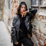 Zlata Ognevich Instagram - ‼️ ОНОВЛЕНА ІНФОРМАЦІЯ ЩОДО КОНЦЕРТІВ ‼️ Це були пекельні дні і я не буду казати, що все окей. Я буду казати, як є: пекельні дні. Але навіть в такій ситуації я не збираюсь здаватися і знайду вихід 🫱🏻‍🫲🏼 Я вважаю, що люди не повинні страждати через шахраїв і якщо у мене є хоча б малий шанс і надія— концерти мають відбутися. Бо Ви заслуговуєте отримати те, чого так чекали, на що розраховували. І головне- знайте, ви не самі в цій ситуації. Я зроблю ВСЕ, щоби зберегти Вашу довіру 🙏🏽 Маю новини: 📍 Львівська опера, 30 січня- КОНЦЕРТ ВІДБУДЕТЬСЯ! Ми доклали максимум зусиль, щоби зараз про це анонсувати. Хай цей концерт стане нашою спільною перемогою в даній ситуації. Хай він стане моментом Сили та нашої Єдності! 📍 Концерт у Миколаєві також відбудеться- чекайте на нову дату, наша команда зараз в процесі вирішення цього питання. Зовсім скоро я повідомлю новини щодо дати концерту в Миколаєві 🫂 Усі придбані раніше квитки ДІЙСНІ на нову дату, яку я згодом оголошу. 📍 Харків ❤️‍🩹 Мій любий Харків! Тут ситуація дещо складніша. Чекайте новин, будь ласка. Я зроблю все, що в моїх силах. Поки зберігайте квитки, бо вони лишаються дійсними на майбутній концерт! Увесь цей час- ми з командою шукаємо усі можливі варіанти і способи вирішення ситуації з концертами. І я вірю, що нам вдасться це зробити. Я сподіваюсь на Вашу підтримку і розуміння. Дуже люблю наші зустрічі на концертах і чекаю на КОЖНУ з них 🫂 👉🏼 Також, буде оновлюватись інформація і по іншим концертам, слідкуйте за новинами P.S. Чекайте на дописи щодо ситуації з аферистом в цілому, його шукають, задіяно багато людей, все серйозно. Світло завжди перемагає 🕊️