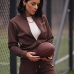 Zlata Ognevich Instagram - Спорт для мене — це порятунок, тому я взяла участь у проєкті Guess x Elle «У русі життя». Тричі на тиждень у моєму графіку є фізична активність, це must have. Хочу — не хочу, є бажання чи немає, обов’язково йду на тренування. Я вольова людина, і мене рятує моя сила волі. Коли немає мотивації, то вмикається внутрішній голос, який каже: «Злата, треба». У житті кожної жінки трапляються різні періоди: коли земля йде з-під ніг і коли ми літаємо на крилах від щастя. І після цих моментів ми стаємо сильнішими, мудрішими. Переходьте на сайт @elle_ukraine, читайте нове інтерв’ю. Відчуйте зв’язок із собою і прислухатися до голосу власного серця. @guess x @ultragroup.ua