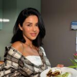 Zlata Ognevich Instagram - Мої ранки діляться на 2 типи. 🌤🤪 Перший - це мій ідеальний ранок з улюбленою пластинкою, смачним сніданком та ранковими ритуалами, а другий - це коли я нічого не встигаю, розгублена бігаю по квартирі, розбираю чати та хочу зупинити час хоча б на 10 хвилин. 🙈😅 Але сьогодні був ідеальний ранок зі смачним та корисним сніданком всього з 4 продуктів. Бананові панкейки 🥞 Нам знадобиться лише банан, яйце, мука та стевія (можна і без неї).  Зберігайте собі! Смачного! 😋 Які ваші улюблені сніданки? #ZlataOgnevich #сніданок #пх #рецепти #ранок #зсж #кориснаїжа #кориснехарчування