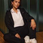 Zlata Ognevich Instagram - Спорт для мене — це порятунок, тому я взяла участь у проєкті Guess x Elle «У русі життя». Тричі на тиждень у моєму графіку є фізична активність, це must have. Хочу — не хочу, є бажання чи немає, обов’язково йду на тренування. Я вольова людина, і мене рятує моя сила волі. Коли немає мотивації, то вмикається внутрішній голос, який каже: «Злата, треба». У житті кожної жінки трапляються різні періоди: коли земля йде з-під ніг і коли ми літаємо на крилах від щастя. І після цих моментів ми стаємо сильнішими, мудрішими. Переходьте на сайт @elle_ukraine, читайте нове інтерв’ю. Відчуйте зв’язок із собою і прислухатися до голосу власного серця. @guess x @ultragroup.ua