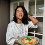 Zlata Ognevich Instagram - Неділя. Пізній сніданок та гарний настрій під Ariana Grande. 🎶☕️ Швидка піца всього за 15 хвилин 🍕 Розбий два яйця в тарілку, посоли, збий виделкою до однорідної маси та додай улюблені спеції. У розігріту сковороду з маслом вилий яйця і накрий кришкою на 1 хвилину, щоб знизу яйця підсмажилися, але зверху залишилися рідкими. Поклади тортилью на рідкий бік омлету, переверни, додай улюблений томатний соус, креветки (можна курку), оливки та томати. Додай сир та накрий кришкою. Готувати близько 3 хвилин доки сир не почне плавитися. 😋🧀 А тепер насолоджуйся улюбленою піцою на сніданок.  Став лайк, якщо сподобався рецепт та не забудь зберегти! ❤️📲