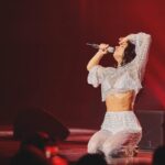 Zlata Ognevich Instagram - Вітаю з Днем Збройних Сил України 🇺🇦 Дякую за можливість творити! Наша зустріч у Жовтневому палаці відбулась завдяки захисникам України 🙏🏽 З усією повагою і вдячністю до вас, наші Герої! Хай прийдуть мирні часи, хочу цього усім серцем 🤍🕊️ Шалено вдячна нашій команді, яка зробила цей концерт таким: масштабним, яскравим, вогненним! Я щаслива, що ми працюємо разом! Дякую за довіру і творчіть, за усі круті моменти, які розділяємо на сцені і за лаштунками 🤲🏻 Я щаслива мати таких талановитих друзів і колег, дякую за особливий вечір гостям: @bezobmezhen @shumei.music @real_darika Далі- більше 🎙️ Знаю, як багато людей хотіло потрапити на концерт і на всіх бракувало квитків, тому, оголошую дату концерту #ВІДДАЮ НА БІС: ЖОВТНЕВИЙ ПАЛАЦ 15 КВІТНЯ посилання на квиточки у шапці профілю 🎫 Режисер: @vikafedorovi4 Помічник режисера: @valerie_boyko BAND: @taranin_artem @mr_frol4ik @alexanderlozovski @alexey_german_ String Quartet: @petrov.violoncello @mikebmv @anna.mozolevych @violinastasia Back vocals: @karusya_sokolovska @havrychka @dmitrylytvynets vocal & saxophone digital-manager: @puzinsergey PR: @nastia_sorokolit VJ Creative Concept: @nicholas_chobb Visual Graphic: @serhii.undersun @pavelzakrevskyi Light: @sanekmanzenko Videography: @leraodnagdu Photographer: @strokanphoto Technical equipment: @feyeria General manager: @marcha_adaeva