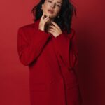 Zlata Ognevich Instagram - #ТриСудді Її судили вчора три судді: Людські плітки, Традиції і Совість. Кайдани тисли кисті рук худі І біль тупа сочилась у свідомість. Плітки кричали: «Як вона могла! Та головного ви ж іще не чули!» Слова впивались в душу, як стріла: «Якби ви знали про її минуле!» Традиції, сипнувши в рани сіль, Читали вирок чітко й зрозуміло: «А це тому, що жити як усі Вона, на жаль, ніколи не хотіла!» Гіркі слова дочерпали до дна І Совість нагадала про важливе: «Не забувайте, що її вина Лише у тому, що була щаслива!» Її судили палко три судді, І вироки виконували пильно... А Бог сидів у шостому ряді І знав, що так народжуються сильні. Ольга Саліпа ( вірші ) @o.sa_flowers_writer … відгугнулись ці слова. А вам як? 🙌🏼