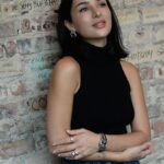 Zlata Ognevich Instagram - 5 улюблених місць в Києві: 🔸 Золоті Ворота: стародавній символ Києва і держави. Вперше потрапила до Києва на екскурсію саме на Золоті ворота, коли ще жила в Криму. З тих пір назавжди закохалася в це місто ♥️ 🔸 Підземний Поділ зі старовинними катакомбами: це була екстремальна екскурсія, але вона того варта! Трохи побула дигером, це доволі специфічне хобі й небезпечне. Особливо навесні, коли вода заповнює підземелля 🔸 Як же без кави? ☕️ На Подолі є «Театр кави» і там неймовірно смачна кава, а ще поруч- вініловий корнер. Ідеально 👌🏽 🔸Ботанічний Сад ім.Гришка 🌲 Оаза в мегаполісі… 🔸Unit City Часто там буваю по роботі, але завжди знайду час зайти на 🥐з шоколадом в Electro club. Дуже сучасна локація, де є місце і для бізнесу, і для творчості! Київ, а ще- ти такий прекрасний влітку 😻🙌🏼 Гуляли разом і фотографувалися з @lisovoy.evgeniy ! Дякую за світлини 🫂