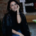 Zlata Ognevich Instagram - 5 улюблених місць в Києві: 🔸 Золоті Ворота: стародавній символ Києва і держави. Вперше потрапила до Києва на екскурсію саме на Золоті ворота, коли ще жила в Криму. З тих пір назавжди закохалася в це місто ♥️ 🔸 Підземний Поділ зі старовинними катакомбами: це була екстремальна екскурсія, але вона того варта! Трохи побула дигером, це доволі специфічне хобі й небезпечне. Особливо навесні, коли вода заповнює підземелля 🔸 Як же без кави? ☕️ На Подолі є «Театр кави» і там неймовірно смачна кава, а ще поруч- вініловий корнер. Ідеально 👌🏽 🔸Ботанічний Сад ім.Гришка 🌲 Оаза в мегаполісі… 🔸Unit City Часто там буваю по роботі, але завжди знайду час зайти на 🥐з шоколадом в Electro club. Дуже сучасна локація, де є місце і для бізнесу, і для творчості! Київ, а ще- ти такий прекрасний влітку 😻🙌🏼 Гуляли разом і фотографувалися з @lisovoy.evgeniy ! Дякую за світлини 🫂