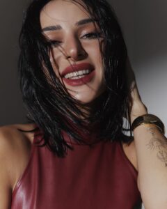 Zlata Ognevich Instagram - Який гарний і великий проєкт на вас чекає! А тим часом, я пропадаю на хорео,- це все заради нього ))) І в студії, звичайно. Бо, який же проєкт без нової пісні…. 🎧 Photographer: @xodaniich Style: @hi_klima Outfit: @twen20s Hair: @purpruss Mua: @my.shura
