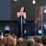 Zlata Ognevich Instagram - Ці фото я залишу тут на згадку нашої теплої зустрічі. Київ, ми знову зібралися разом та зробили добру справу. Дякую 🫶 @zolotakraina @lavinamall.ua @zemliachky.ukrainian_front Band: @mr_frol4ik @alexanderlozovski Look by @gepurofficial 🖤