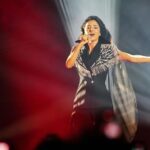 Zlata Ognevich Instagram - Два роки повномасштабного вторгнення. Десять років війни. Роки щоденного болю й катування нашої нації. Нас хотіли залякати, знищити і вбити, але наша сила не дала цього зробити. Сьогодні 730 день війни, а ми вистояли і будемо стояти до Перемоги й Миру 🫂 Знаєте, це- знакові та важливі фото з масштабного концерту у серці Відня. Адже 10 000 українців прийшли підтримати та надихнутися українськими піснями та людьми, які поруч. Австрійці, у свою чергу, зробити донати для допомоги Україні. Знакова подія ще й тому, що голос України лунає в різних куточках світу. Ми- живі, наше серце гучно бʼється ♥️ Бажання моє одне: щоб мільйони людей повернулися у мирну Україну і продовжили своє на рідній землі! 🇺🇦 Organization: @orf @mastershow.event @united.for.ukraine @cornelius.granig Music team: @alexanderlozovski Beauty: @g.bar.austria @gasanova.brand @kel.in.ua Photo: @andreas_stroh_