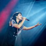 Zlata Ognevich Instagram - Два роки повномасштабного вторгнення. Десять років війни. Роки щоденного болю й катування нашої нації. Нас хотіли залякати, знищити і вбити, але наша сила не дала цього зробити. Сьогодні 730 день війни, а ми вистояли і будемо стояти до Перемоги й Миру 🫂 Знаєте, це- знакові та важливі фото з масштабного концерту у серці Відня. Адже 10 000 українців прийшли підтримати та надихнутися українськими піснями та людьми, які поруч. Австрійці, у свою чергу, зробити донати для допомоги Україні. Знакова подія ще й тому, що голос України лунає в різних куточках світу. Ми- живі, наше серце гучно бʼється ♥️ Бажання моє одне: щоб мільйони людей повернулися у мирну Україну і продовжили своє на рідній землі! 🇺🇦 Organization: @orf @mastershow.event @united.for.ukraine @cornelius.granig Music team: @alexanderlozovski Beauty: @g.bar.austria @gasanova.brand @kel.in.ua Photo: @andreas_stroh_