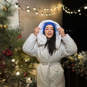 Zlata Ognevich Instagram - Мої плани на найближчі дні: 
❄️ варити какао; 
❄️ обирати подарунки;
❄️ дати декілька виступів; 
❄️ донатити; 
❄️ гуляти засніженим парком; 
❄️ проводити час з близькими. 

Які плани у вас? 🫶
#ZlataOgnevich #зима #різдво #українці #новийрік #дім #Україна