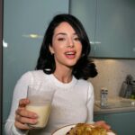 Zlata Ognevich Instagram - Терміново зберігайте цей рецепт. 🤤 Запіканка, яка точно не додасть сантиметрів вашій талії. Тофу: 400 грам Вівсянка: 1 стакан Рослинний напій @alpro : 1/2 стакану Сироп на свій смак або підсолоджувач Родзинки, курага чи сушене манго Ванілін Все в блендер до однорідної маси та в духовку на 30 хвилин та 180 градусів 🕰🥧 Це найлегший рецепт запіканки, який легко вирішує проблему одноманітного харчування в період посту або весняного детоксу. Бон Апетит. 🍽 #alpro #рецепти #веган #детокс #правильнехарчування