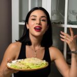 Zlata Ognevich Instagram - Стейки з капусти 🥬 Максимально легка, корисна та смачна страва! Нам знадобиться: ▪️капуста; ▪️оливкова олія; ▪️ваші улюблені трави; ▪️сіль, перець - за смаком; ▪️пармезан. В духовку на 20 хвилин при 180 градусах. Смачного!❤️ #ZlataOgnevich #правильнехарчування #рецепти #пх #спорт #дієта