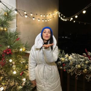 Zlata Ognevich Instagram - Мої плани на найближчі дні: 
❄️ варити какао; 
❄️ обирати подарунки;
❄️ дати декілька виступів; 
❄️ донатити; 
❄️ гуляти засніженим парком; 
❄️ проводити час з близькими. 

Які плани у вас? 🫶
#ZlataOgnevich #зима #різдво #українці #новийрік #дім #Україна
