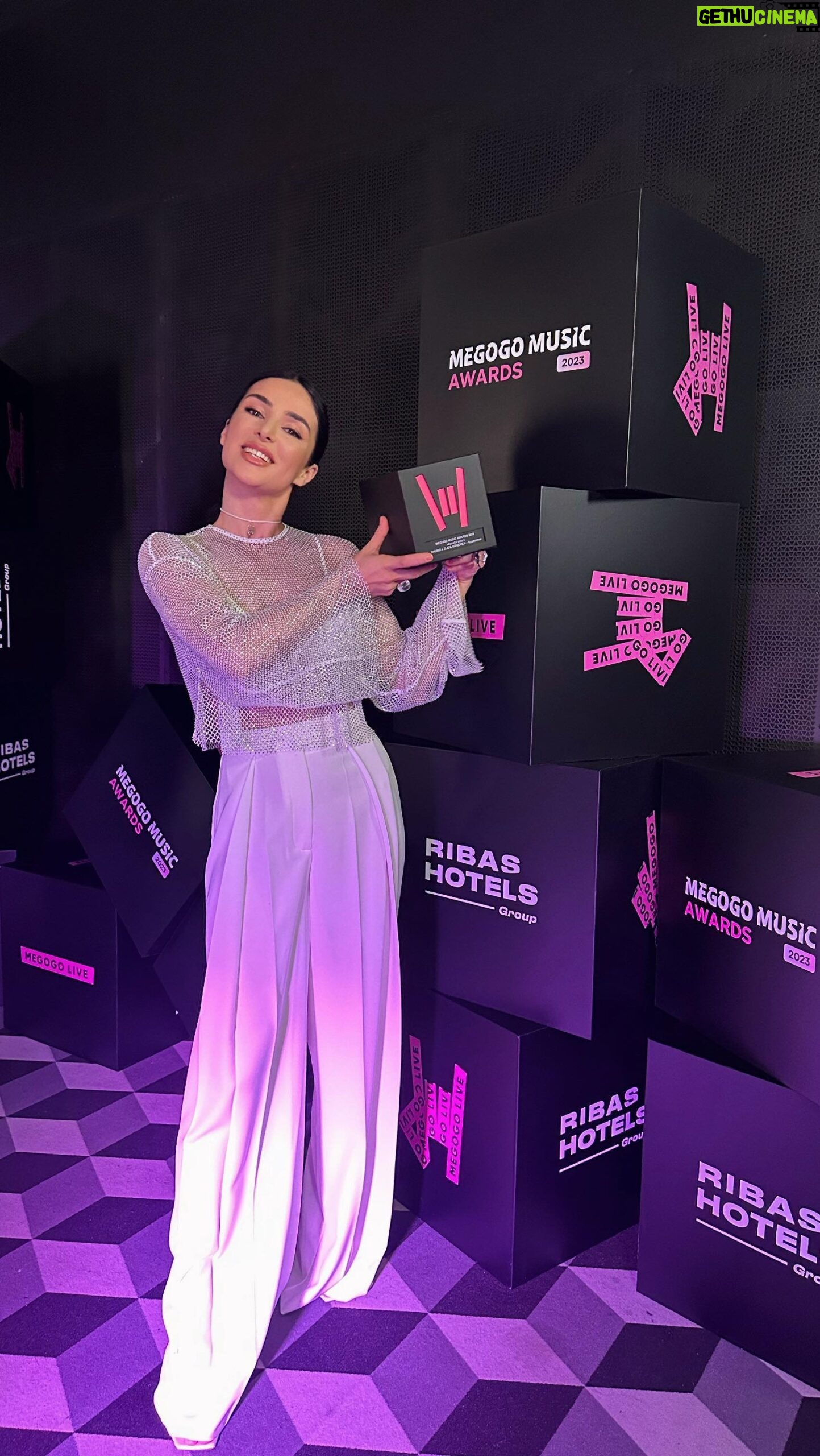 Zlata Ognevich Instagram - Дякую @megogolive_ua за цю нагороду 🫂 В номінації «Колаба року» переміг наш фіт з SHUMEI #БУРЕВІЯМИ Дякую @shumei.music за талант і дивовижний голос! @gerald__estrada 🫶🏻 Усім, хто слухає і любить українську музику, усім, хто створює якісний контент- ВИ МАЙБУТНЄ! І я щаслива від цієї думки 🤲🏻 Дякую УСІМ слухачам за любов та підтримку 🤍 Далі буде… 🎙️ #MEGOGO #megogolife #музичнапремія
