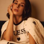 Zlata Ognevich Instagram - Спорт для мене — це порятунок, тому я взяла участь у проєкті Guess x Elle «У русі життя». Тричі на тиждень у моєму графіку є фізична активність, це must have. Хочу — не хочу, є бажання чи немає, обов’язково йду на тренування. Я вольова людина, і мене рятує моя сила волі. Коли немає мотивації, то вмикається внутрішній голос, який каже: «Злата, треба». У житті кожної жінки трапляються різні періоди: коли земля йде з-під ніг і коли ми літаємо на крилах від щастя. І після цих моментів ми стаємо сильнішими, мудрішими. Переходьте на сайт @elle_ukraine, читайте нове інтерв’ю. Відчуйте зв’язок із собою і прислухатися до голосу власного серця. @guess x @ultragroup.ua